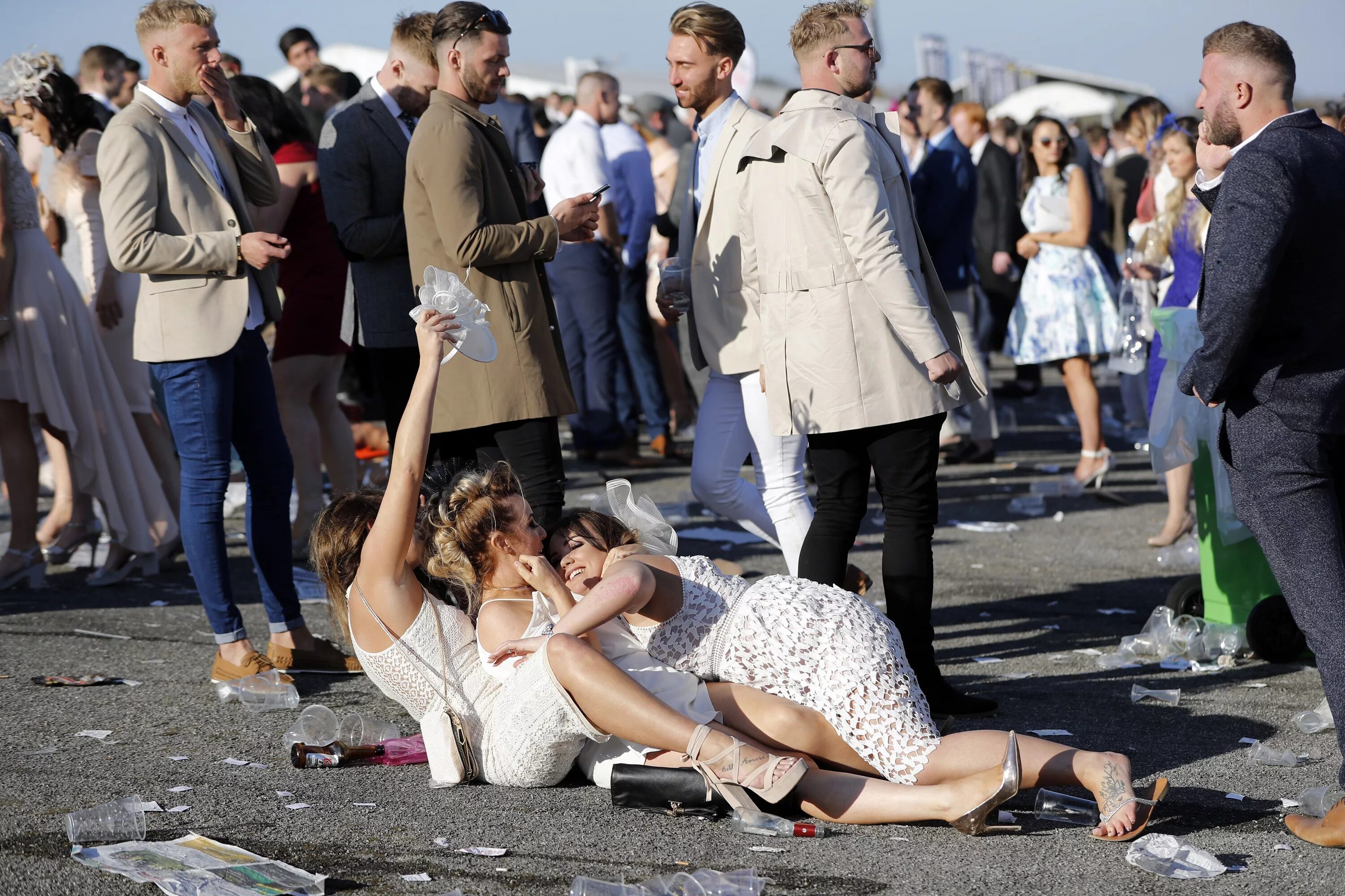 Пьяные женщины в городе. Праздник леди в англии. grand national aintree. день леди в британии 2017. скачки в англии пьяные леди.