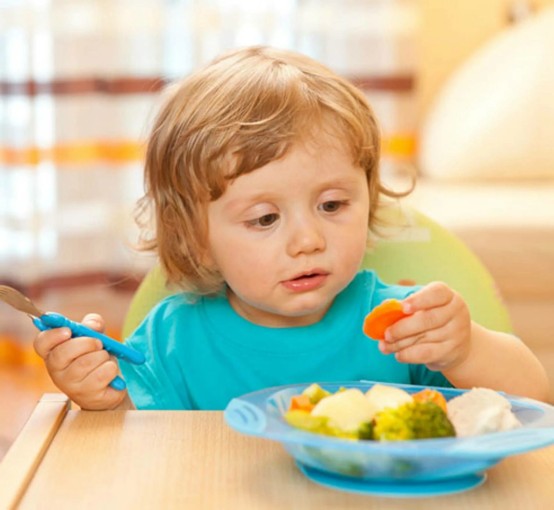 Детскую вкусную. Ребенок завтракает. Ребенок кушает. Еда для детей. Малыш ест.