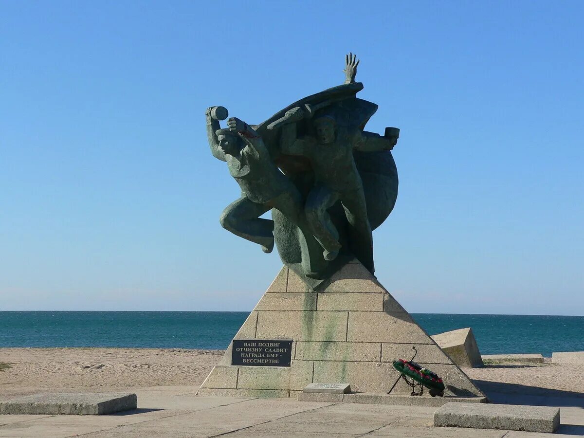 Куда можно съездить в евпатории. Город евпатория в крыму. Евпатория город герой. Я город евпатория. Евпатория город.