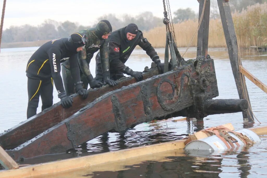 Повышенные со. Дно Днепра. Поднятые со дна украинские катера.