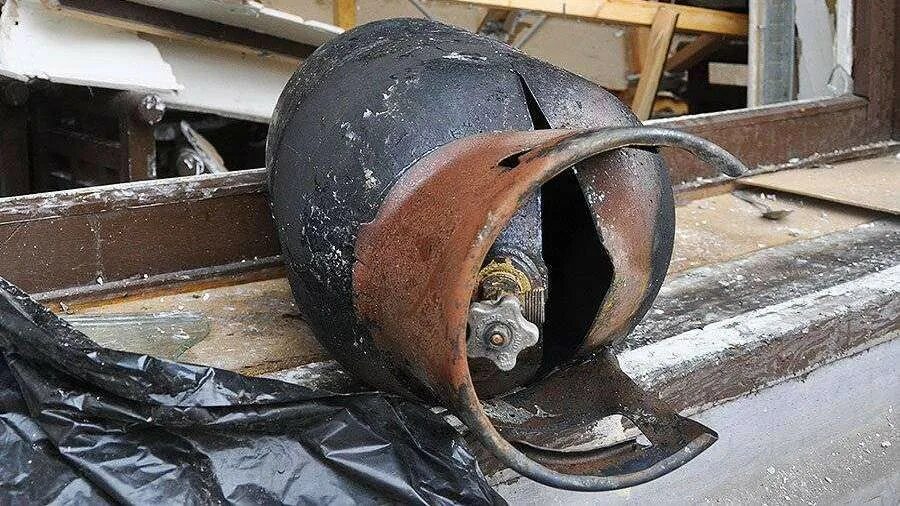 Разгерметизация газового баллона. Баллон лавинное снаряжение. Разгерметизация газопровода. Прорыв нефтепровода. Разгерметизация газового.