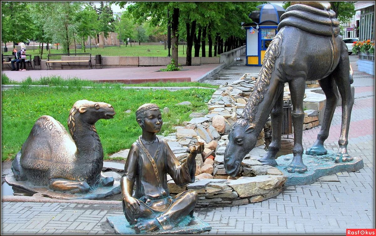 верблюд в южном бутово. биргалины верблюд учалы. уральский город с верблюдом. статуя верблюда в челябинске. верблюд в городе.
