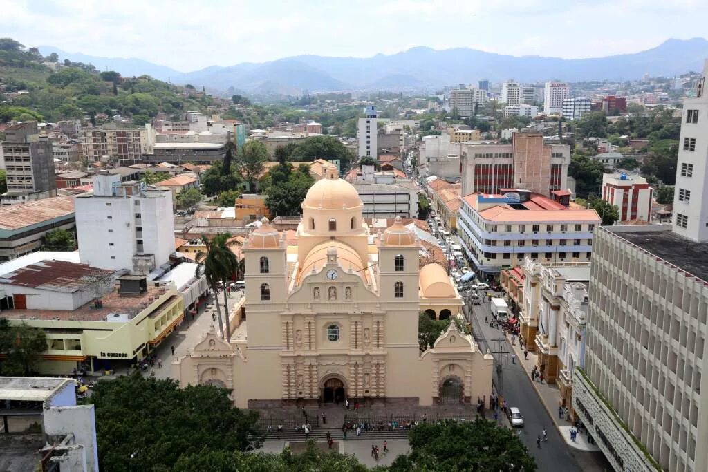 Столицей какого государства является город тегусигальпа. Тегусигальпа Церковь Иглесия-де-Сан-Франциско. Тегусигальпа столица. Столица Гондураса город Тегусигальпа город большой интересный. Tegucigalpa Honduras Temple Тегусигальпа.