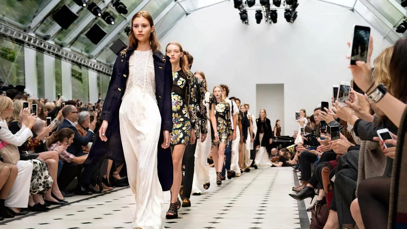 Популярные стили одежды 2025. Показ burberry prorsum 2019. burberry показ 2025. burberry показ 2025. показ мод.