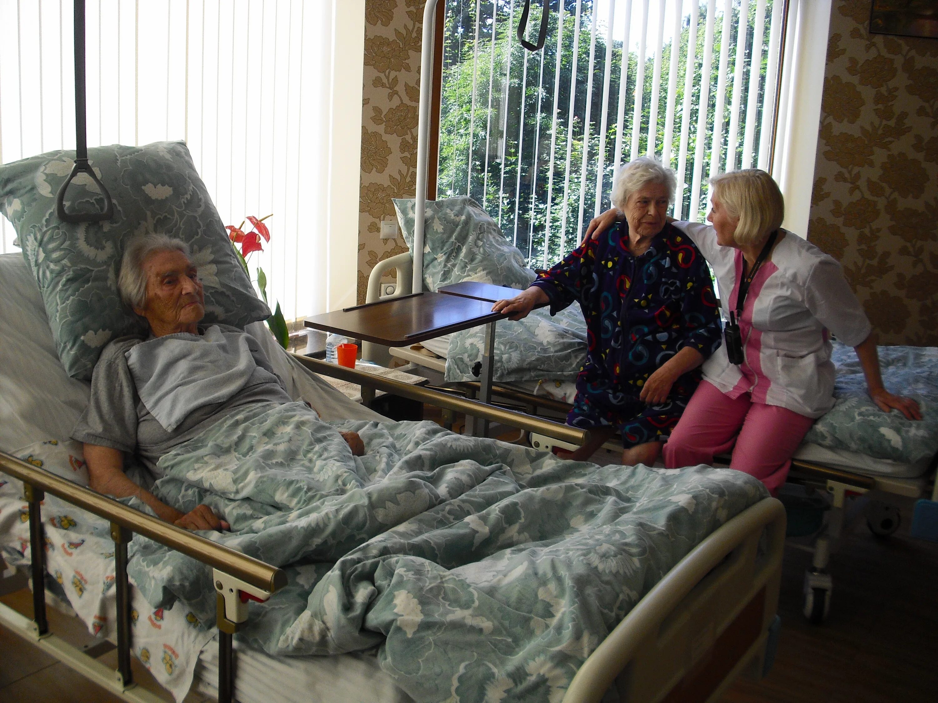 Пансионат для лежачих после инсульта nursing home. Дом престарелых для лежачих больных. Пансионаты для больных инсультом. Хосписы для пожилых лежачих больных. Пансионат для лежачих после инсульта.