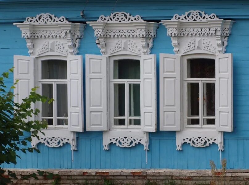 Наличники на окна в деревянном доме. Резные наличники на окна. Наличники на окна злынка. Наличники 19 век. Наличники брянск.