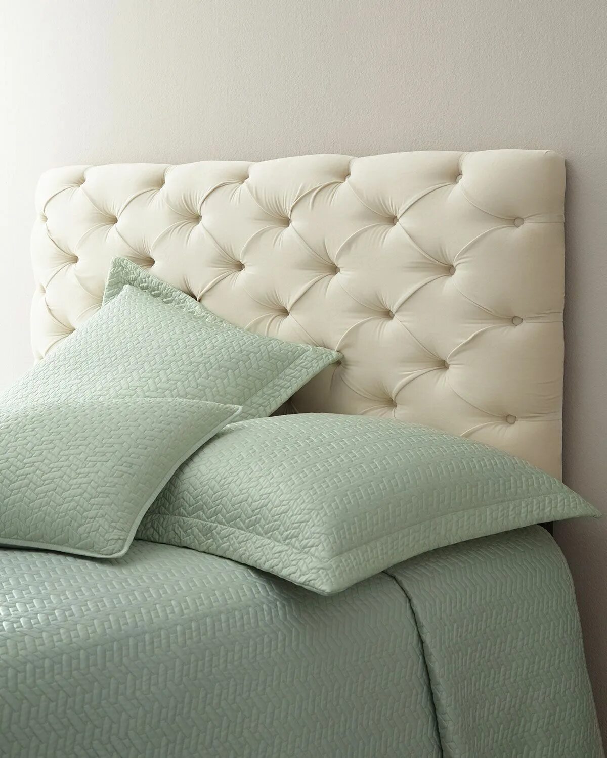 Мягкое изголовье своими руками. Кровать tufted headboard. кровать с мягкой спинкой. мягкое изголовье. кровать с изголовьем из ткани.