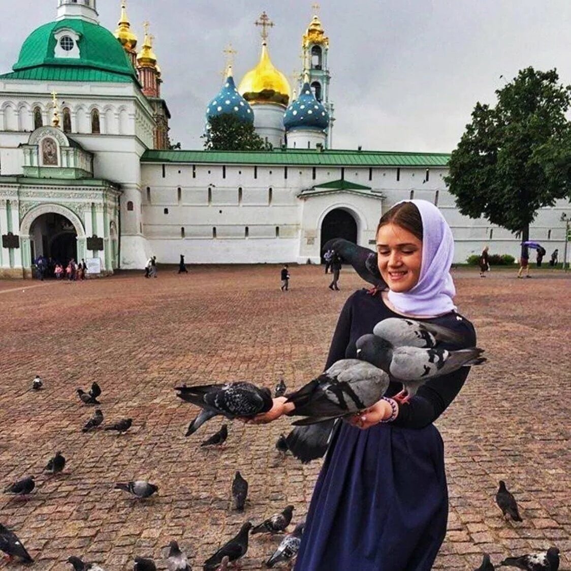 Православная женщина. Фотосессия на фоне церкви. Храм и птицы. Люди в храме. Можно ли в пост ходить в церковь