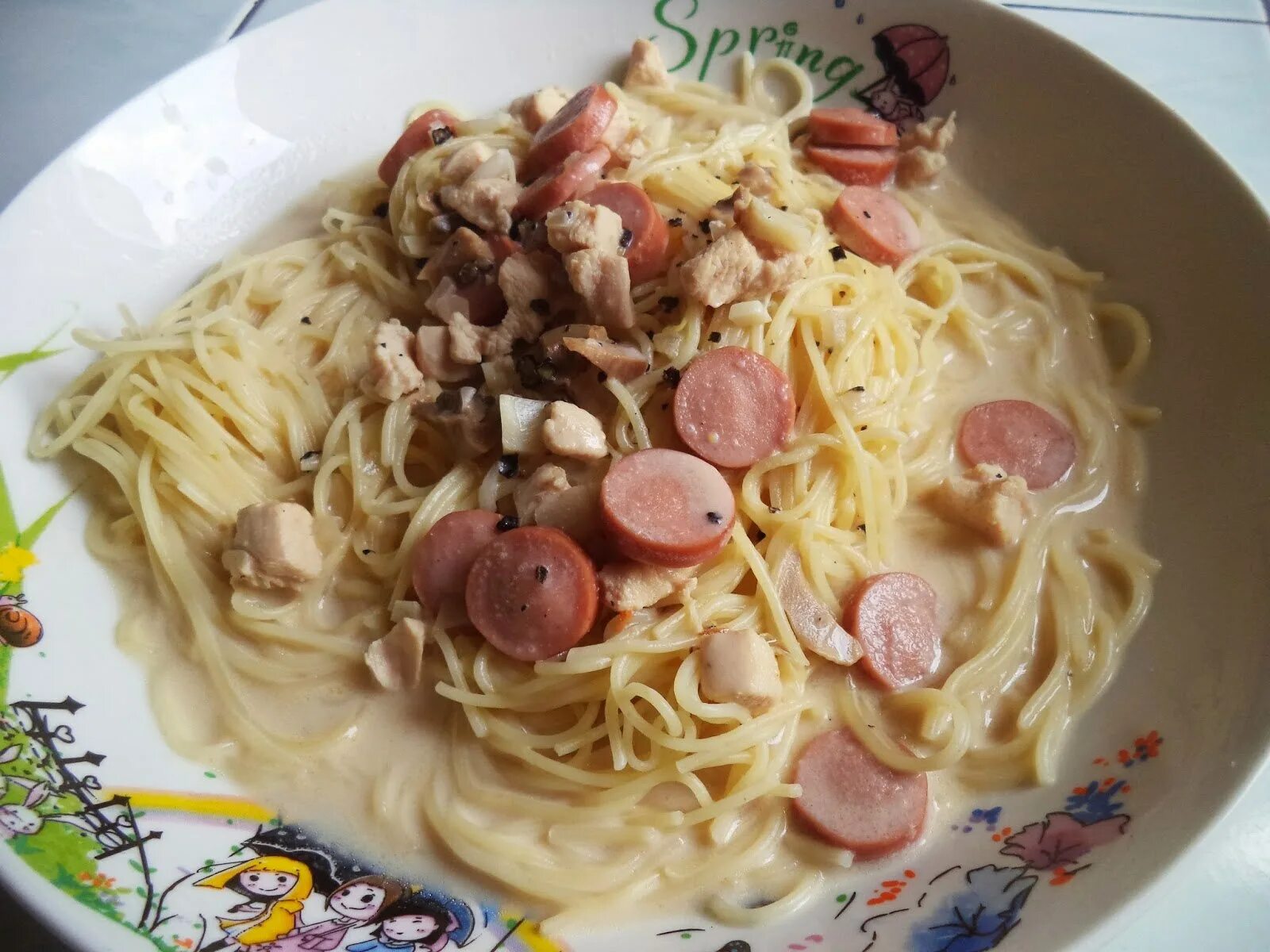 Рецепт макарон в сливочном соусе с сосисками. Сливочная паста с сосисками. Паста карбонара ингредиенты. Карбонара с сосисками. Паста с колбасой.