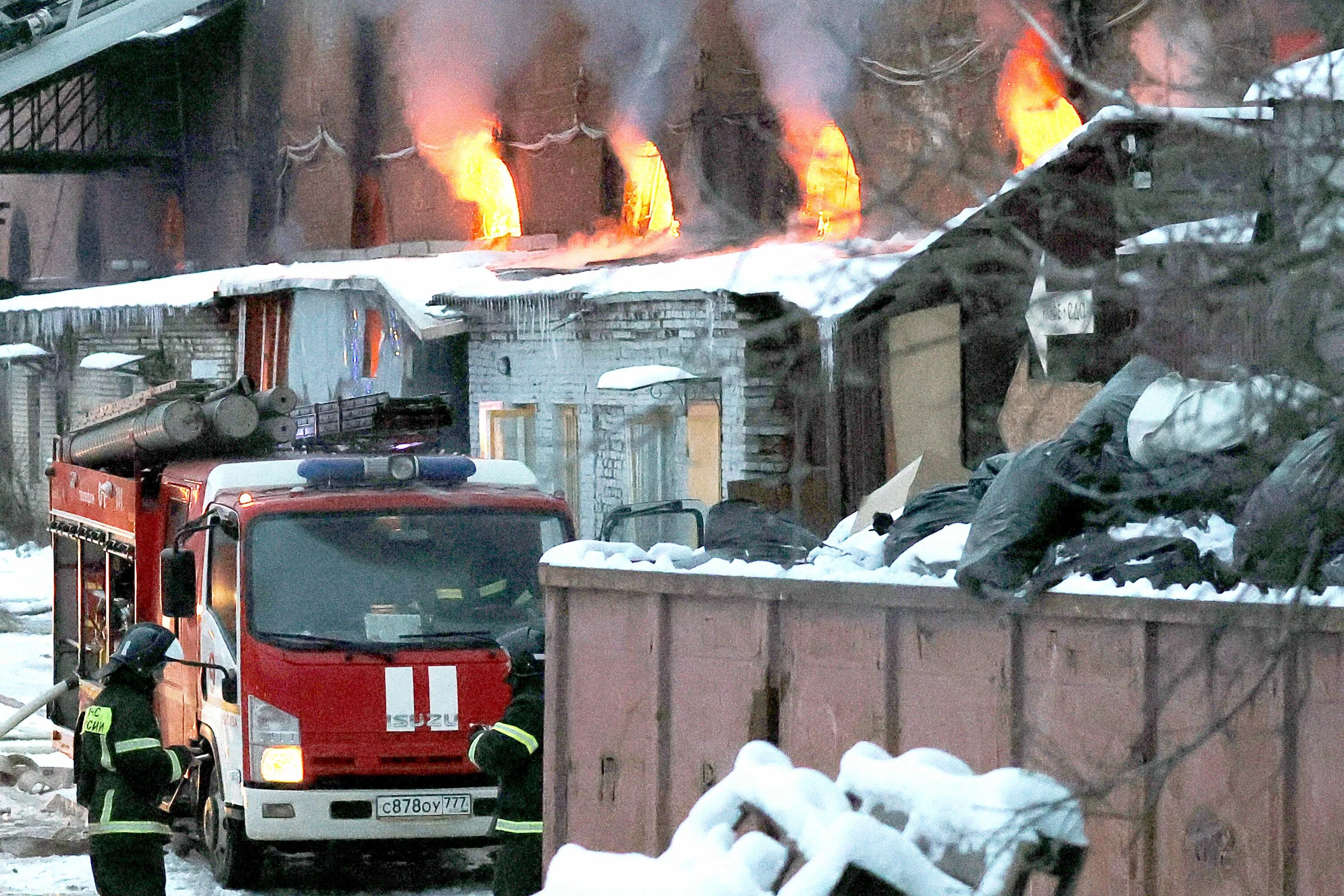 Причины московского пожара. Пожар на цветочном складе на Комсомольской. GJ;FHN D vjcrdt. Pogar v moskve. Горящее здание.