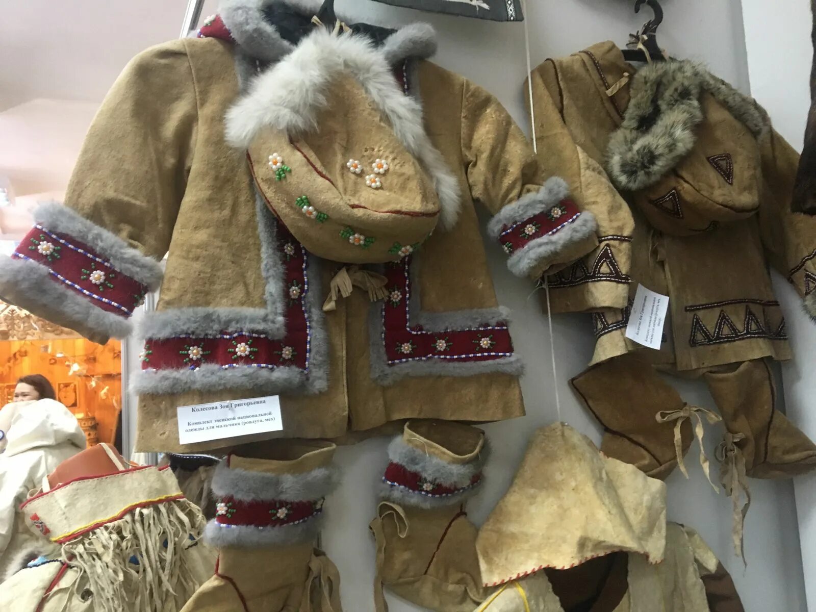 Николай на выставке. Народные мастера якутии. Ярмарка якутской одежды афиша. Выставки якутии. Выставки якутии.