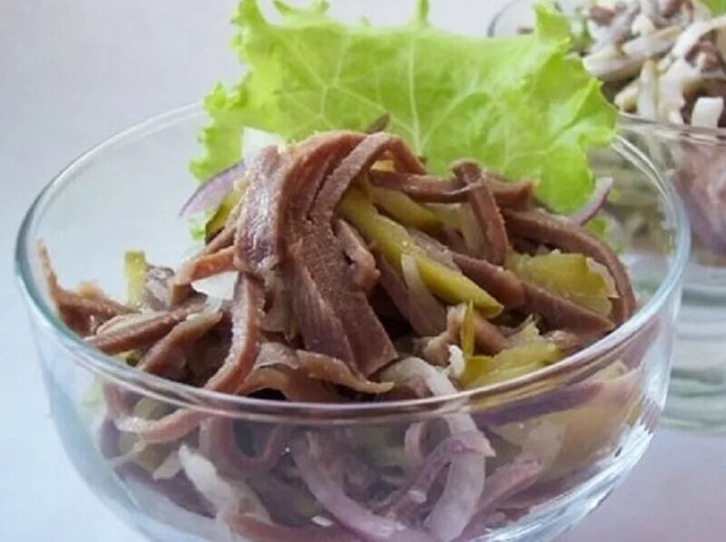 Язык лук. Салат с языком. салат с языком говяжьим и соленым огурцом. салат язык с огурцом. салат говядина соленый огурец.