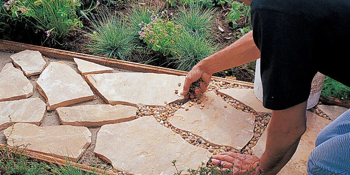 Бордюры для дорожек в саду. Тропинки на даче. Дорожка в сад. Выложить дорожку в саду. Дорожки из бетона на даче.