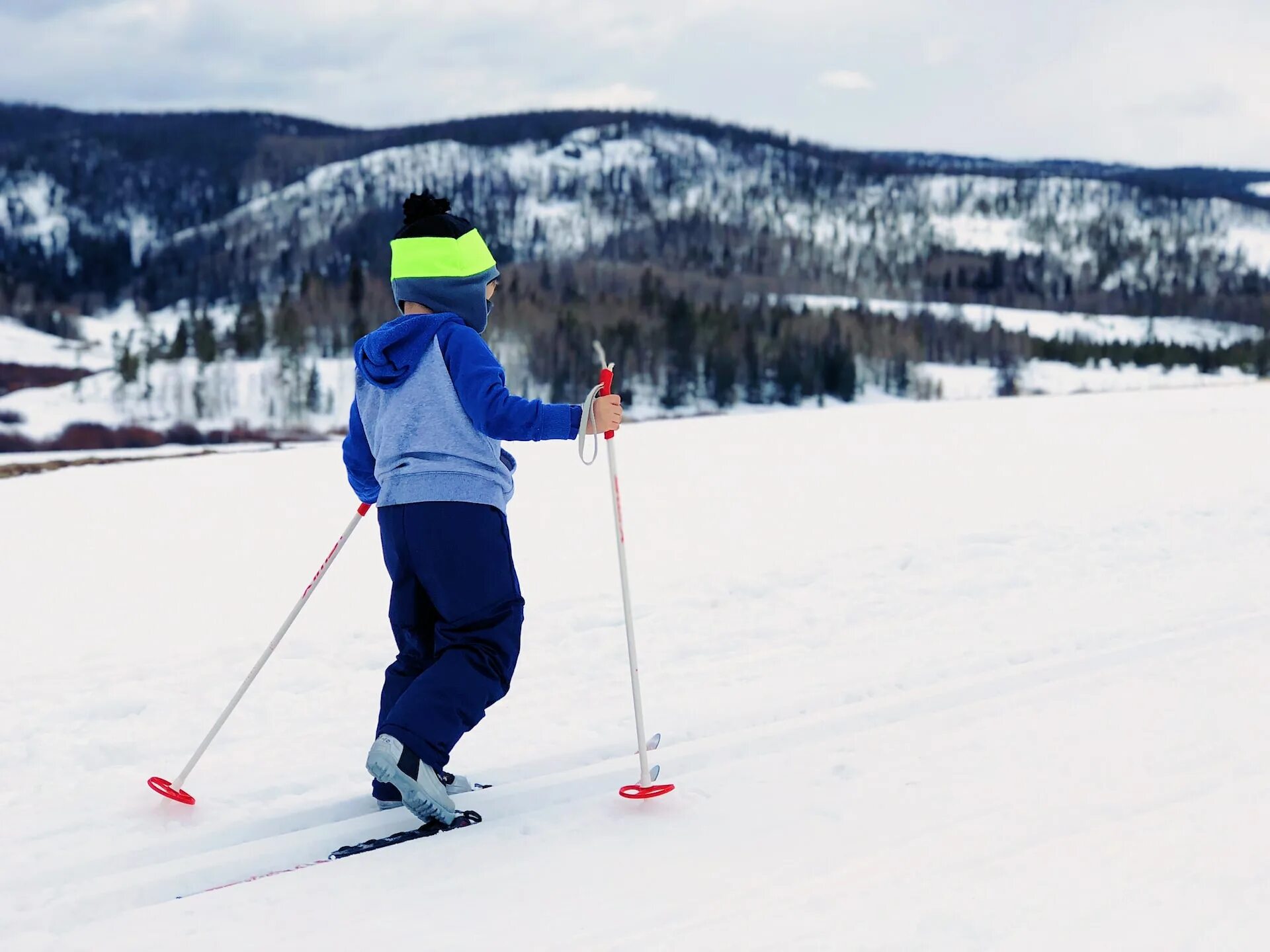 Дети на беговых лыжах. Лыжи беговые детские. Катание на лыжах. Лыжная ходьба.