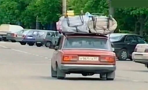 Груз на крыше легкового автомобиля. Перегруз автомобиля. Багажник ваз 2107. Грузоперевозки на универсале. Перегруженная легковушка.