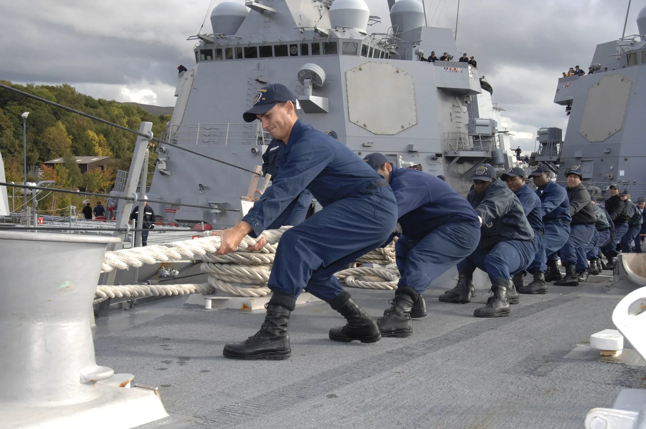 USS Бейнбридж DDG-96. Моряки на корабле. Военный корабль с моряками. Военный корабль с матросами. Что делает моряк