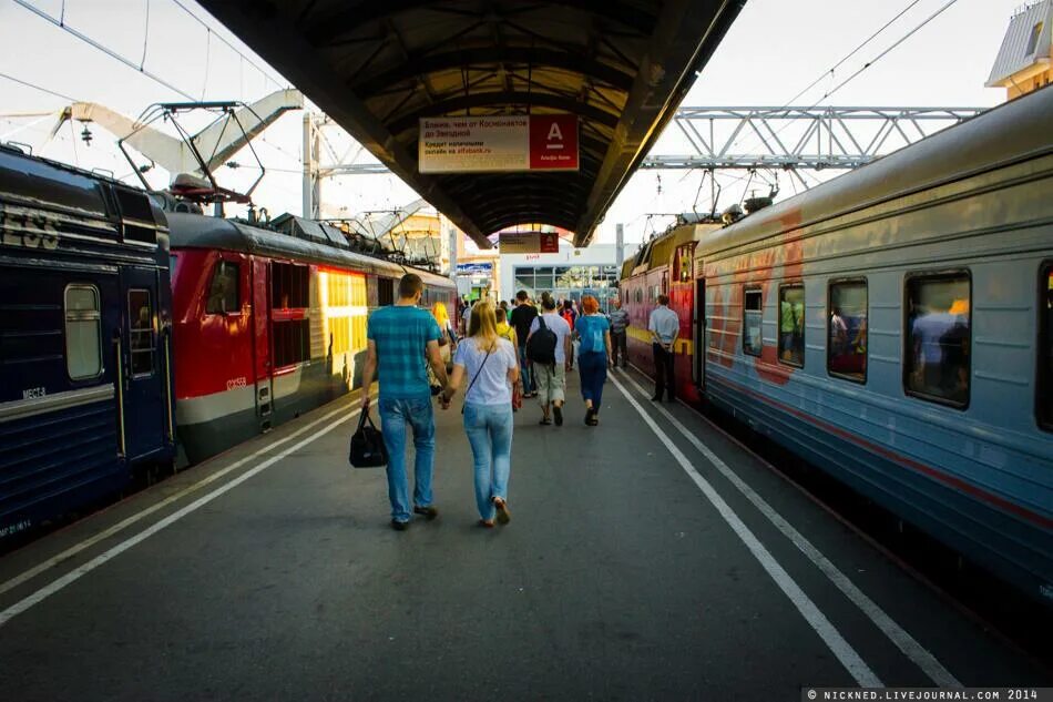 Московский вокзал Санкт-Петербург Перон. Московский вокзал Перон. Перрон Московского вокзала СПБ. Поезд на перроне.