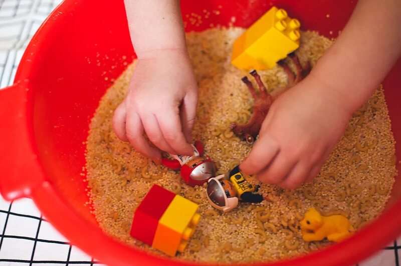 крупы для развития мелкой моторики. развивающие игры с крупой. сухой бассейн с крупами для детей. игры с крупами для детей. мелкая моторика с крупами.