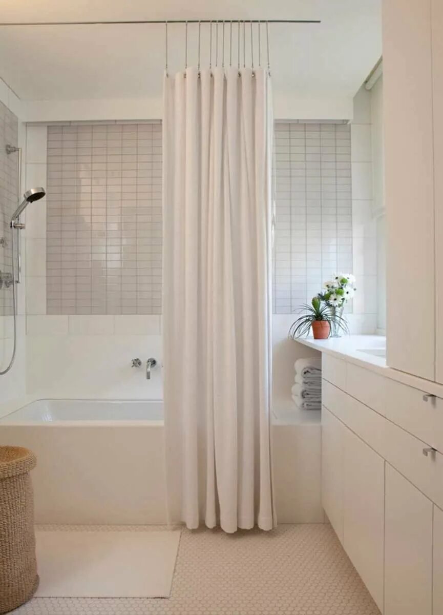 Встроенная шторка в ванной. Sealskin карниз для душа. Штора для ванной. Ванная со шторкой. Ванная комната со шторкой.