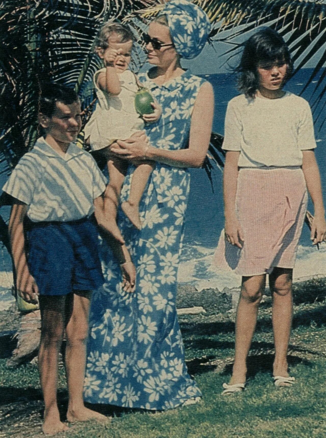 Дети грейс келли. Грейс Келли с детьми. Грейс Келли с семьей. Дети Грейс Келли сейчас. Грейс Келли 1967.