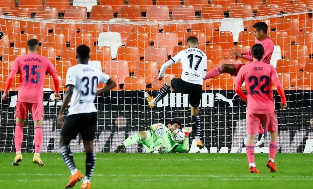 Фаура валенсия. Карлос валенсия. Реал мадрид валенсия 2007. Valencia 1 4. Джон карью, фк валенсия.