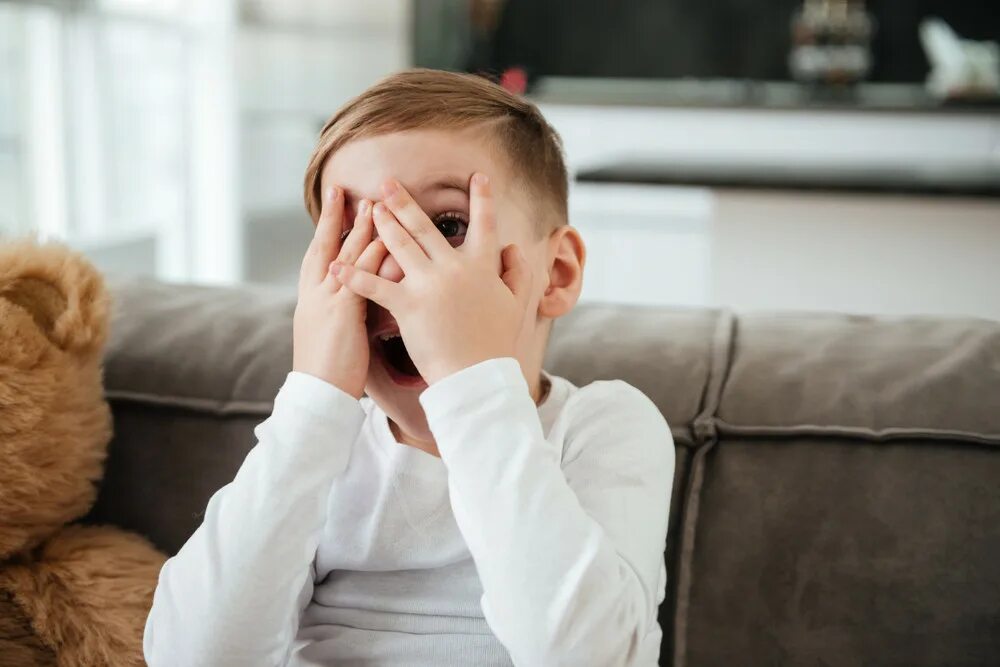 Scared boy. Страхи детей. "Детские страхи". Тревожность у детей. Запуганный ребенок.