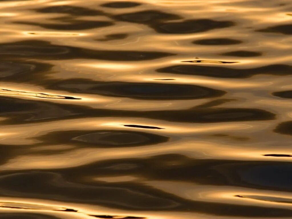 Падающая капля. Коричневая вода в озере. Капля падает в воду. Капли воды эстетика. Капля воды.