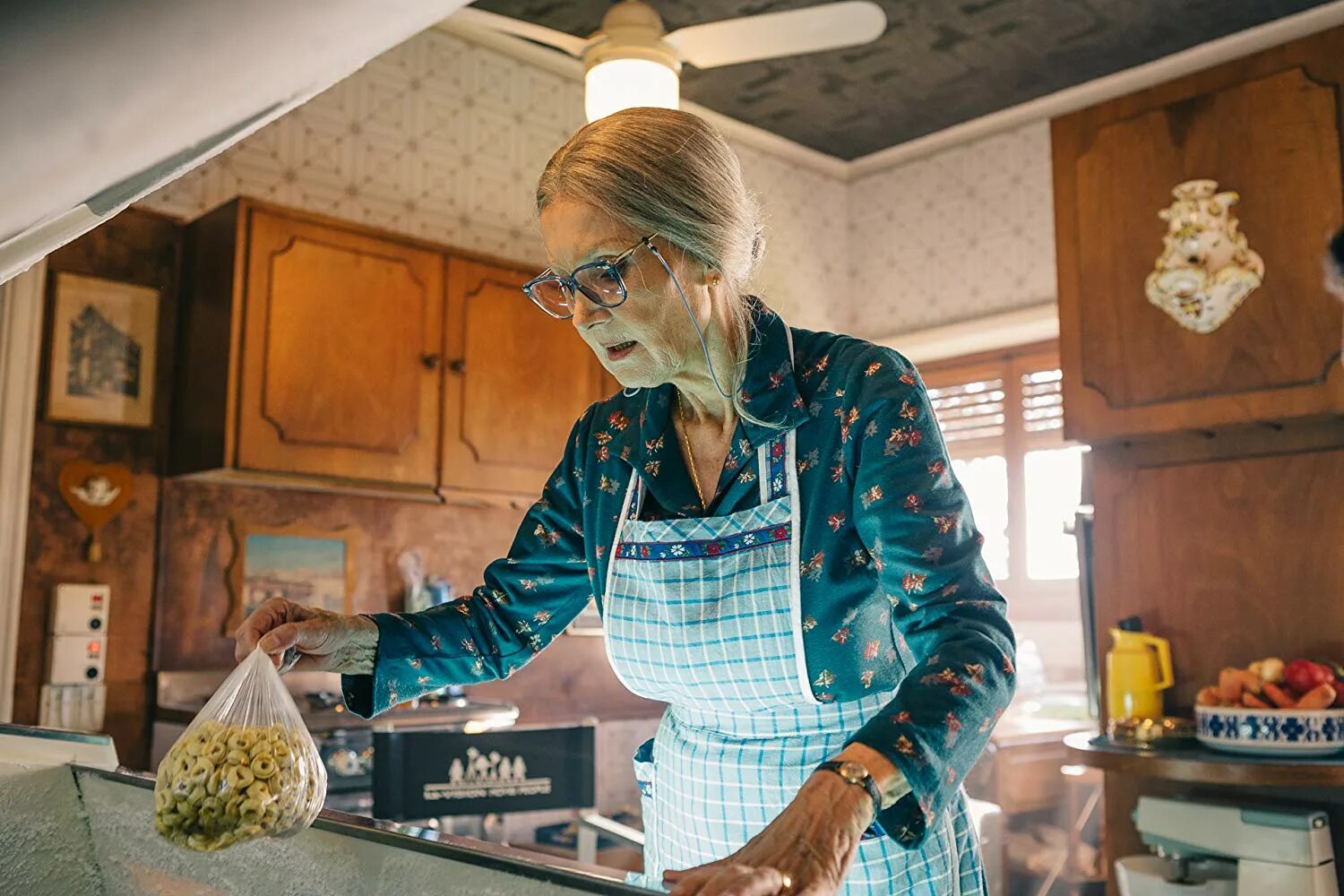 Бабушка варит. Бабушка на кухне.