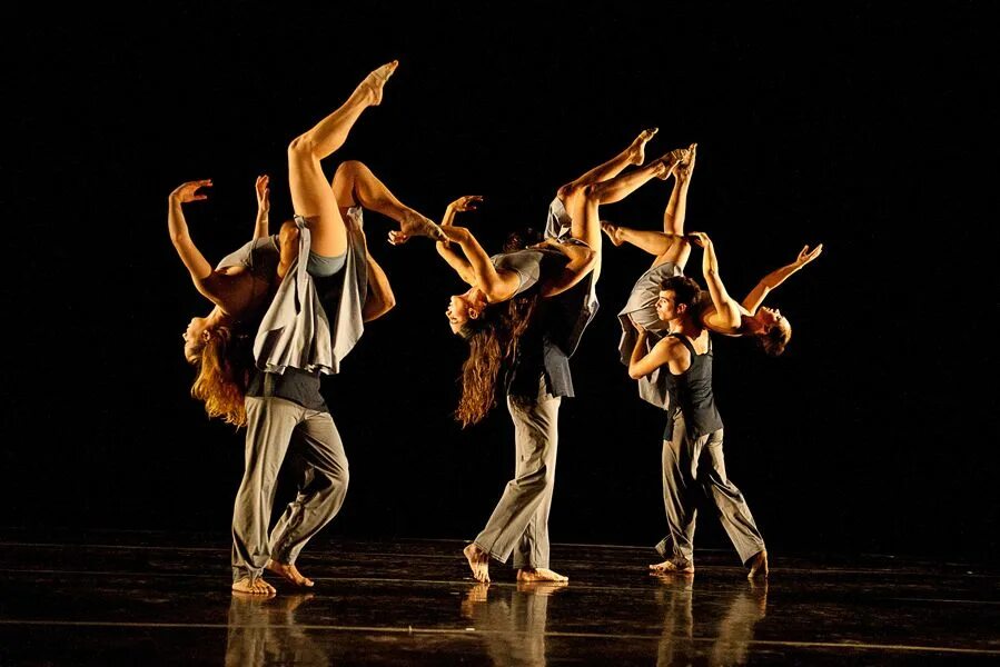 Feet theater. Современные танцы. Современная хореография. Современный танец Модерн. Современная хореография танцы.