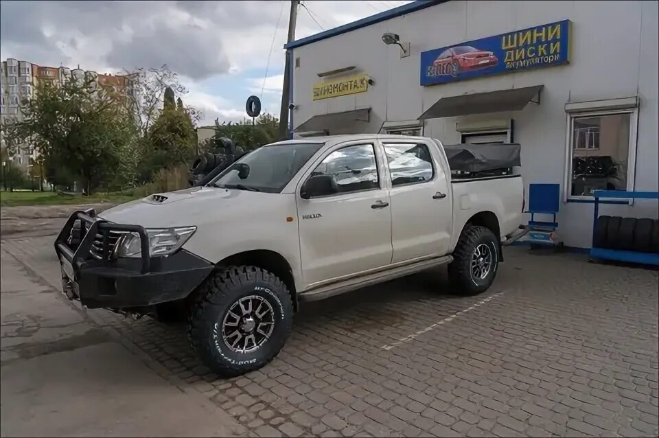 Диски на тойота хайлюкс. Toyota hilux 33 колеса. toyota hilux 7 колеса. тойота хайлюкс 7 поколения. тойота хайлюкс 7 на 33 колесах.