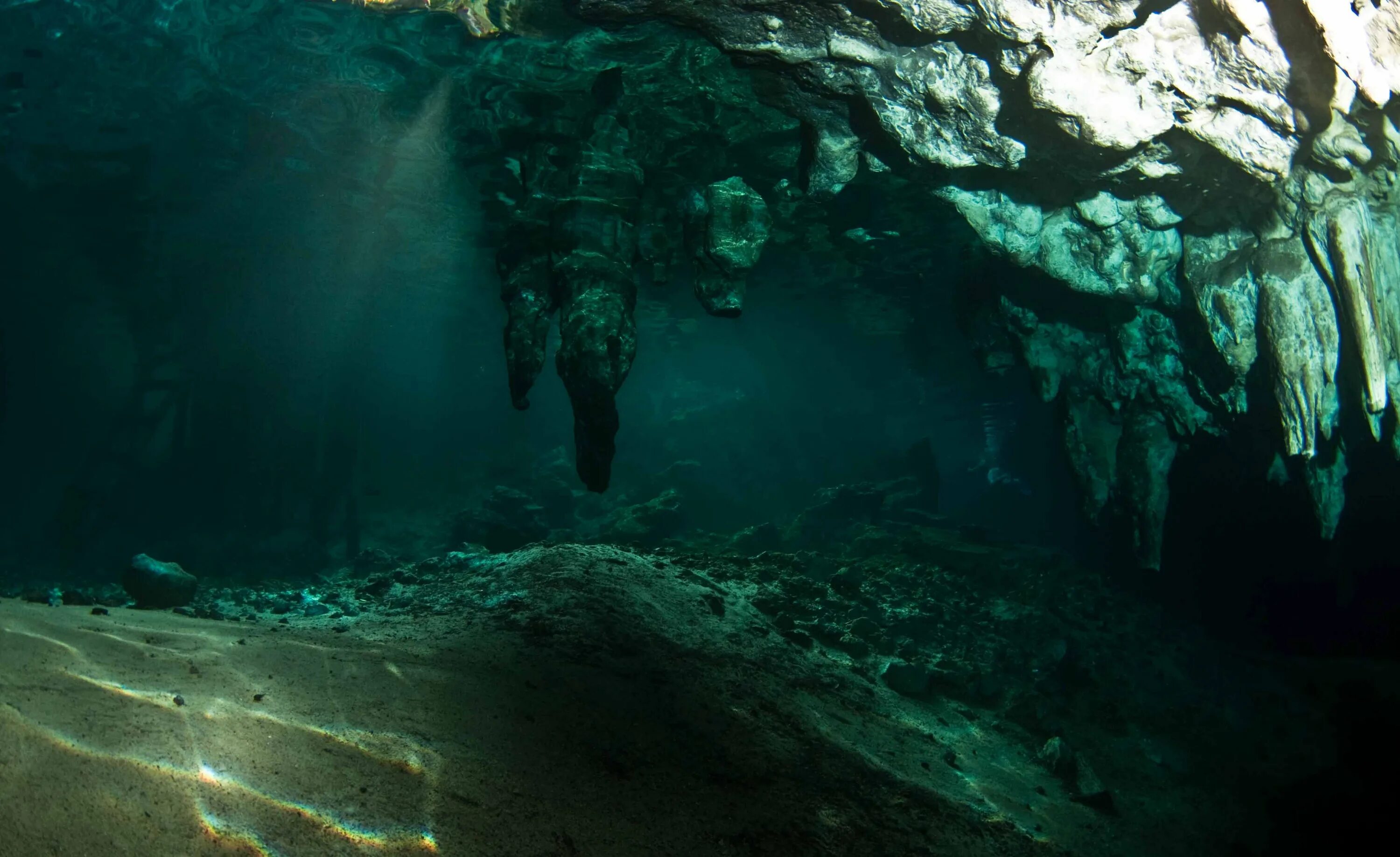 ледяной дворец в ординской пещеры. ординская пещера, пермский край ординская пещера. ординская подводная пещера. сенот ангелита мексика. растущей со дна пещеры.