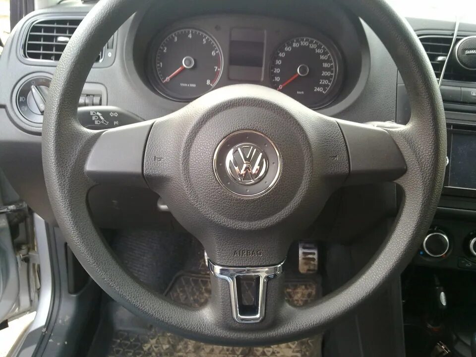 Накладка на руль джетта 6. Накладки на руль volkswagen polo. Накладки на руль поло. Фольксваген поло седан 2012 кнопки на руль. Руль vw polo sedan.