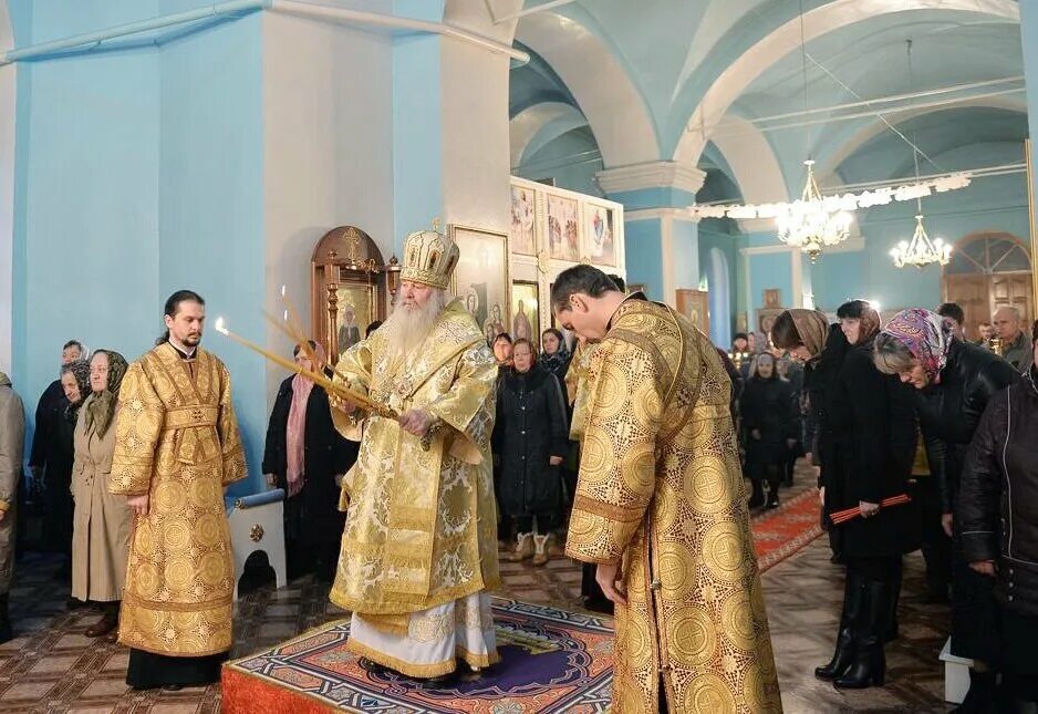 Почему православные стоят в храме