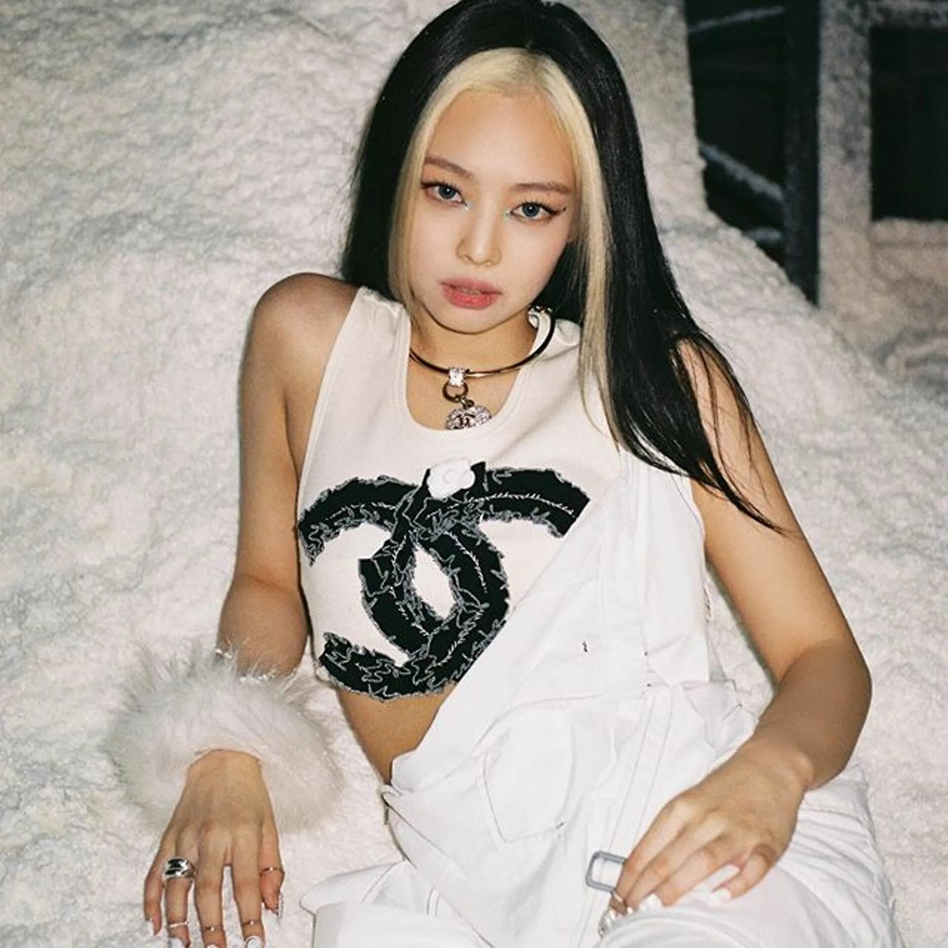 Игрушка дженни из блэк. Дженни блэк пинк 2025. блэк пинк jennie.