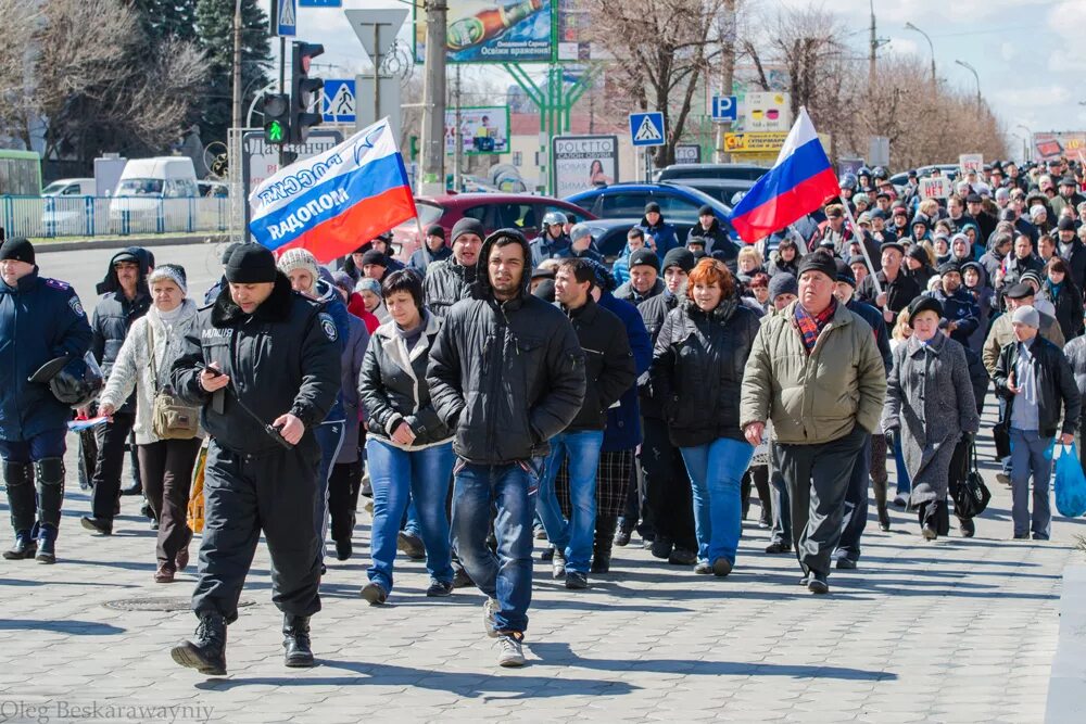 Апрель 2014. Луганск апрель 2014. протесты в луганске 2014. протесты в луганске. шествие горожан к зданию сбу. 6 апреля 2014 г..