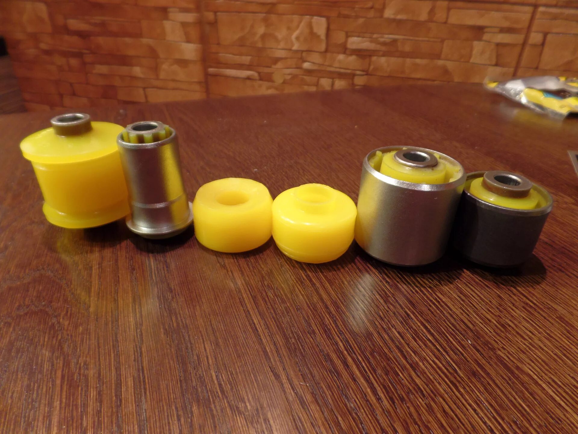 Сайлентблоки передней подвески ваз приора. Втулки стоек спу. Сайлентблоки переднего моста полиуретан паджеро 2. Сайлентблок полиуретан 8063331. Полиуретан на морозе.