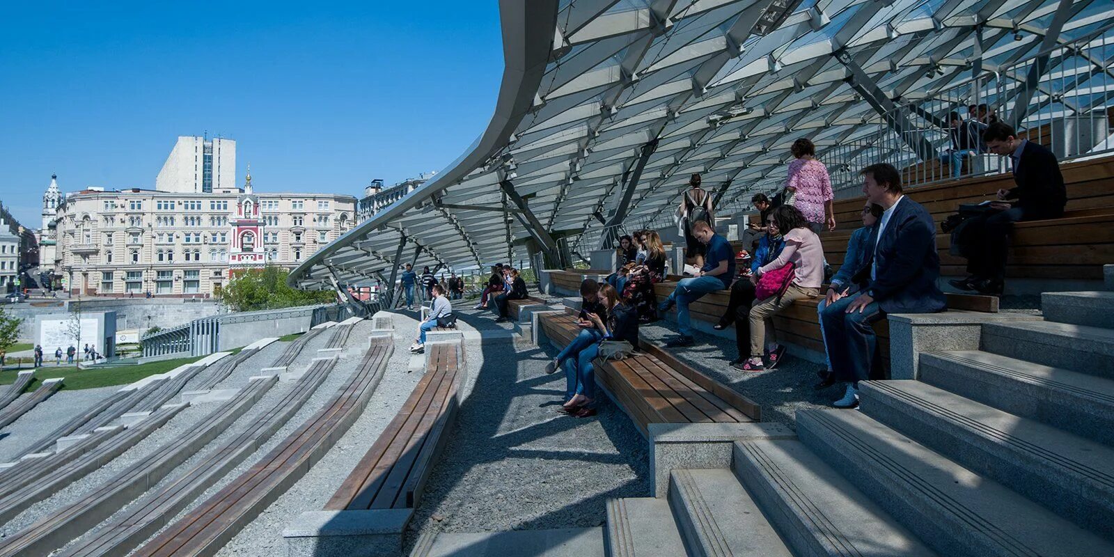 Время новости москва. Амфитеатр в парке Зарядье. Кинотеатр в парке Зарядье в Москве. Парк Зарядье 2023. Парк Зарядье большой амфитеатр.