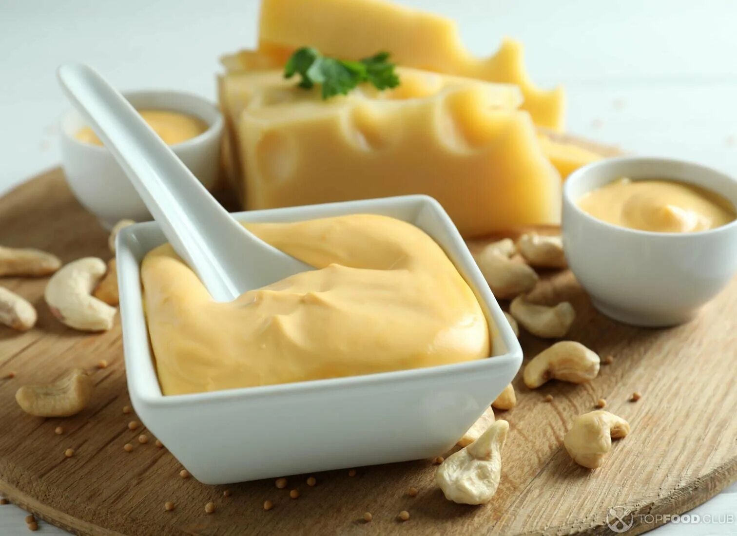 Соус со сливками и сыром рецепт. Сырный соус cheese. соус сыр чеддер. сырно чесночный соус. соус с сыром чеддер.