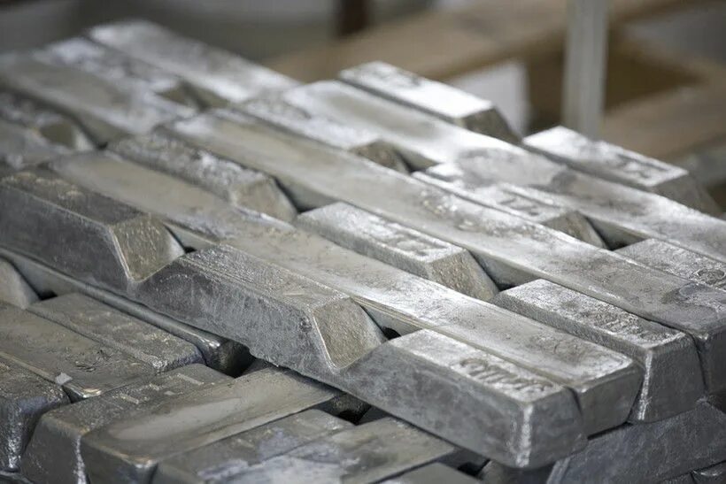 Металл железо известен человеку еще с глубокой. Файнштейн металлургия слиток. Слиток титана. Слиток алюминиевого сплава, сырье (чушка ADC 12). Сплав Вуда в чушках.
