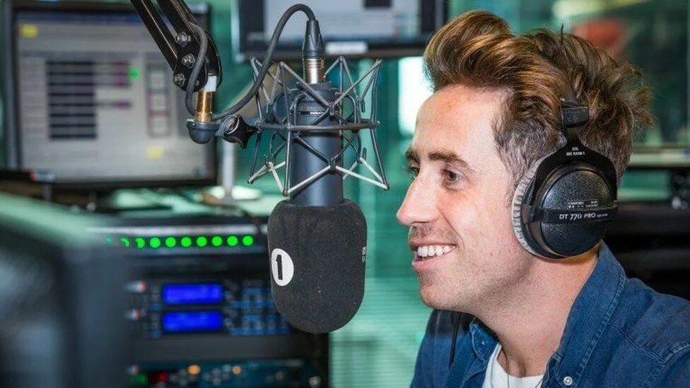 Bbc radio 1. Крис мойлс. радио диджей. радио ббс. bbc radio 1 студия.