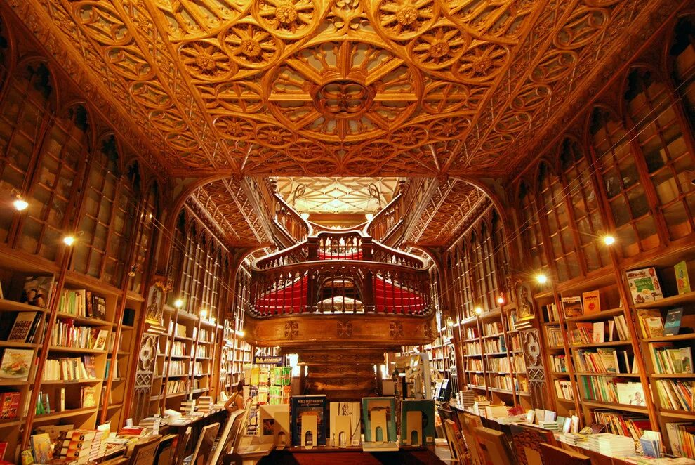 Самые популярные книжные магазины. Livraria Lello книжный магазин Португалии. Книжный магазин Livraria Lello в порту Португалия.