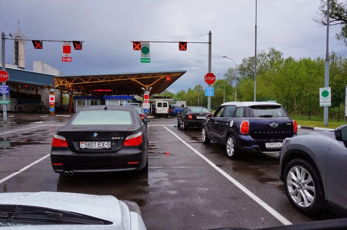 Выезд в польшу. Пересечение границы на автомобиле. Машина для пересечение границ. Машины на границе. Машина пересекает границу.