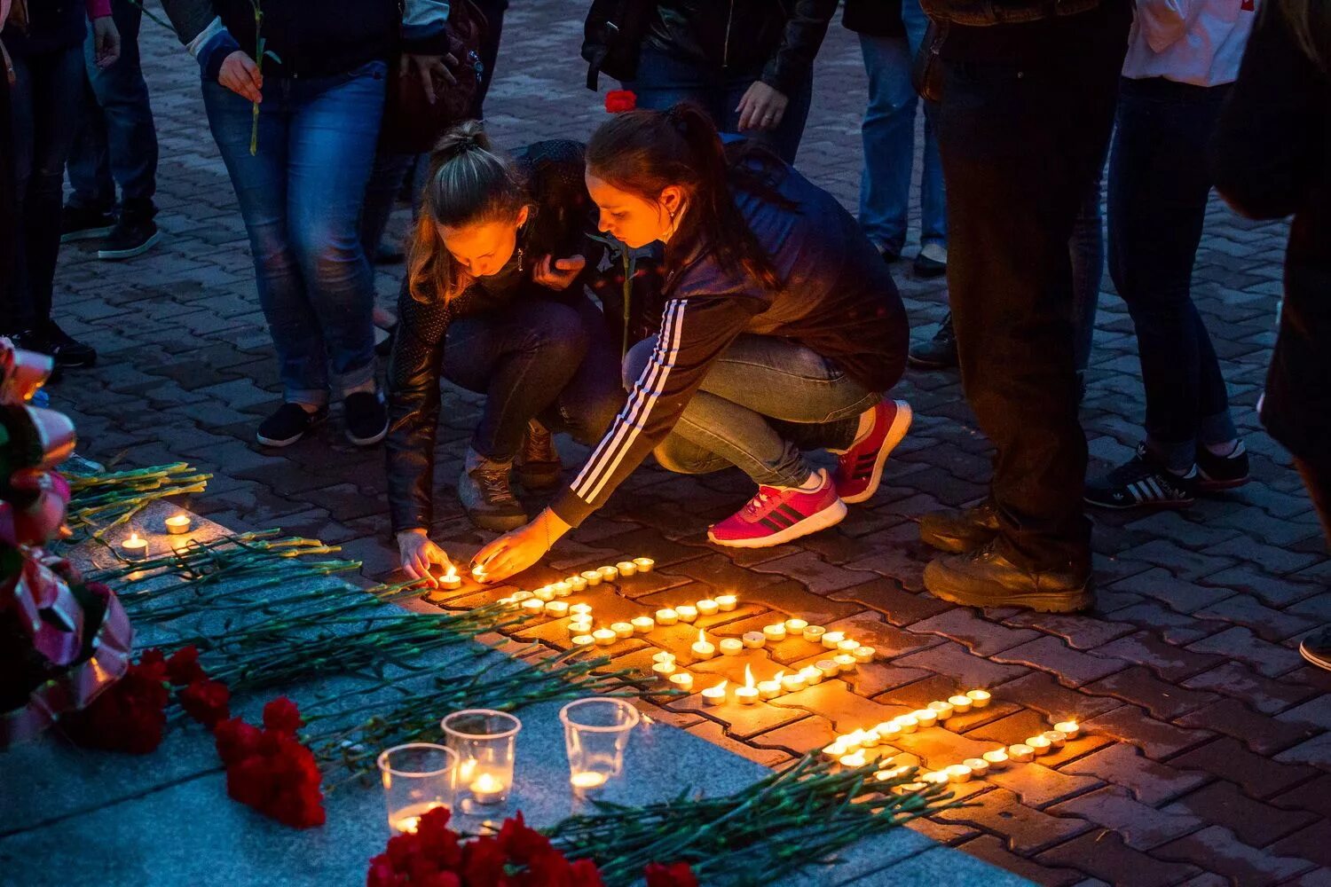 Фото акции памяти. Свеча памяти. Акция свеча памяти. Свеча памяти в школе. Зажженная свеча памяти.