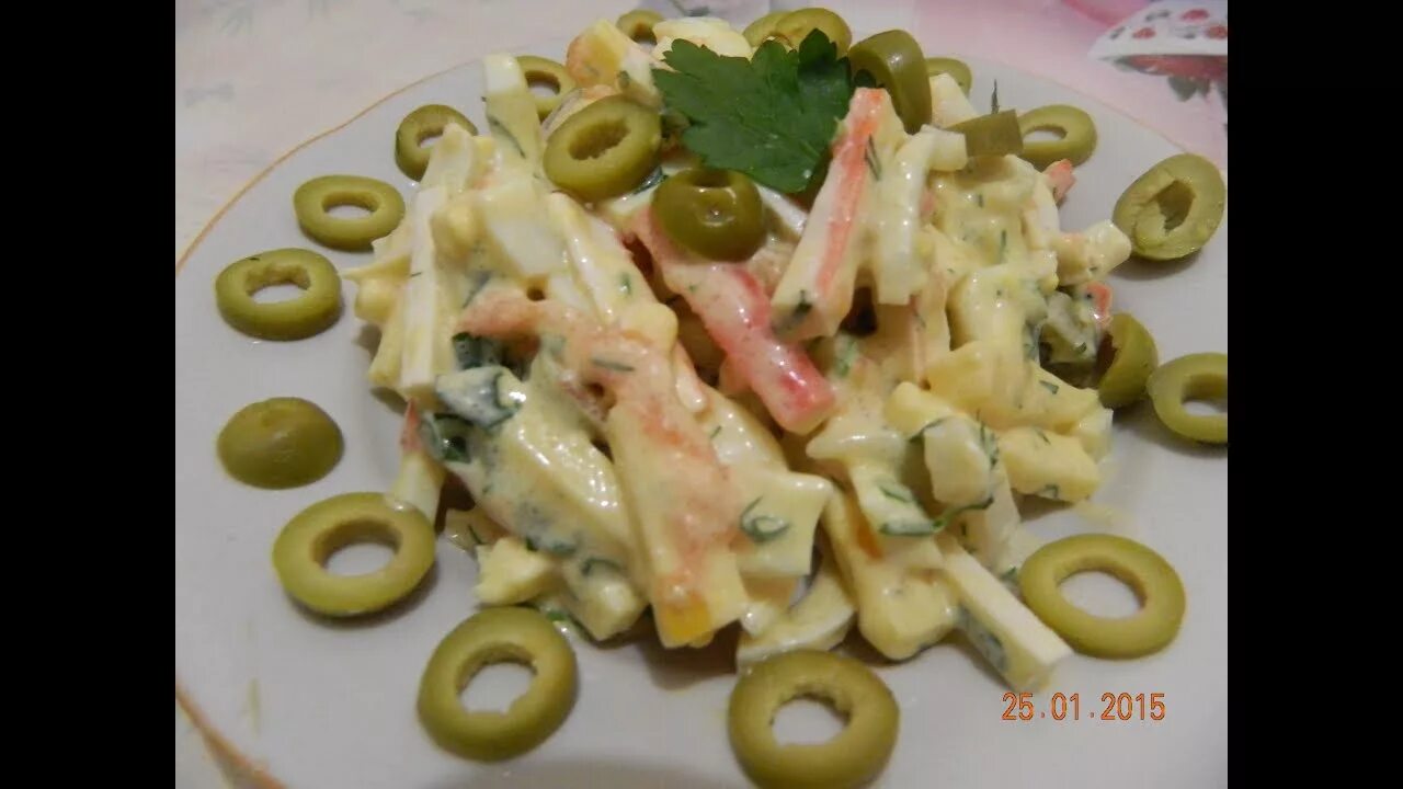 Салат с кальмарами и маслинами. Салат из кальмаров с овощами. Салат с картофелем и маслинами. Кальмары с маслинами и сыром. Кальмары оливки.