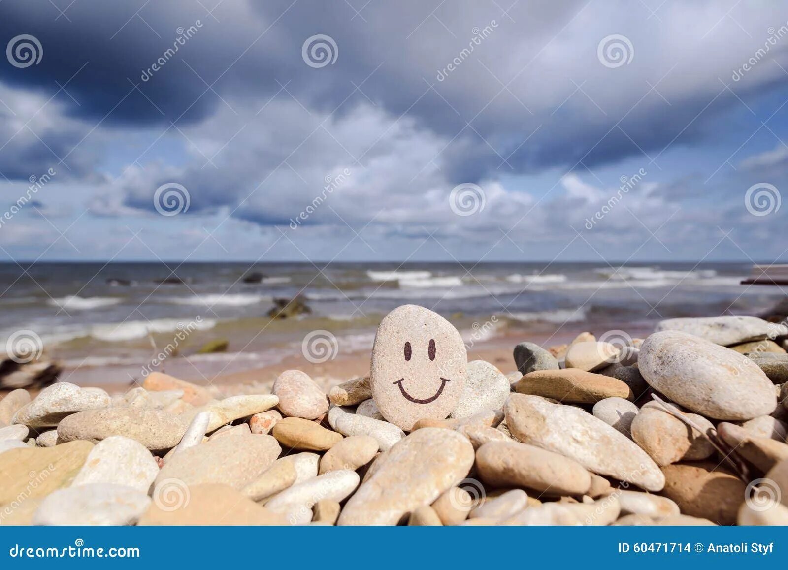 Stone перевести. Смайл камень. Смайлик из камней на берегу. Булыжник эмодзи. Фотошоп Смайл камень.