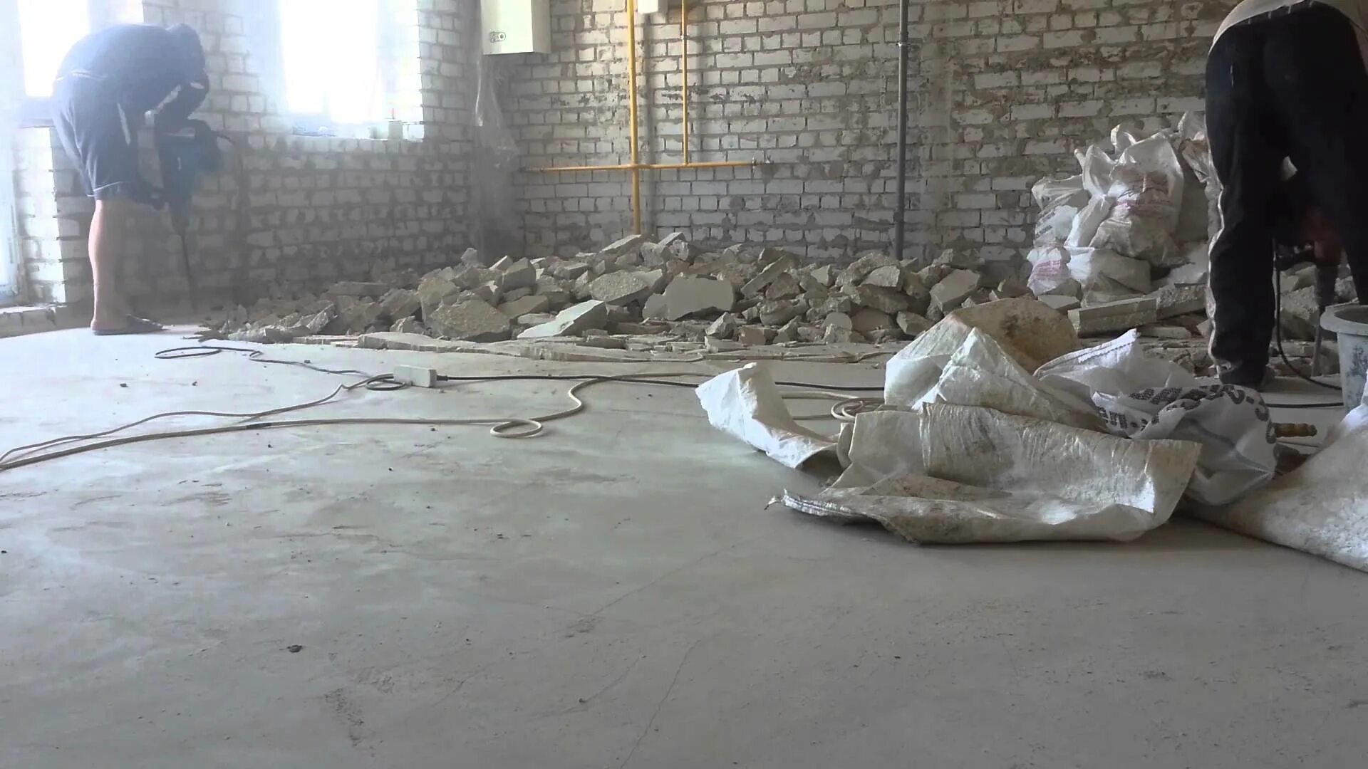 Демонтаж наливного пола. Демонтаж стяжки пола алмазная резка. демонтаж цементно-песчаной стяжки. демонтаж цементной стяжки. демонтаж армированной стяжки.