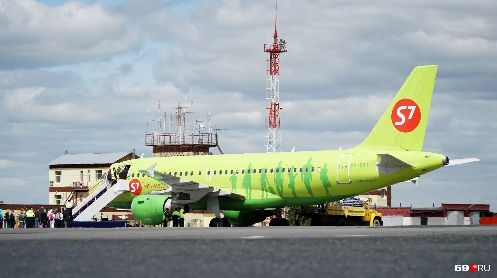 Полет на самолете пермь. S7 Пермь. Самолет Пермь. Самолёт s7 Airlines. Авиакомпания Пермские авиалинии.