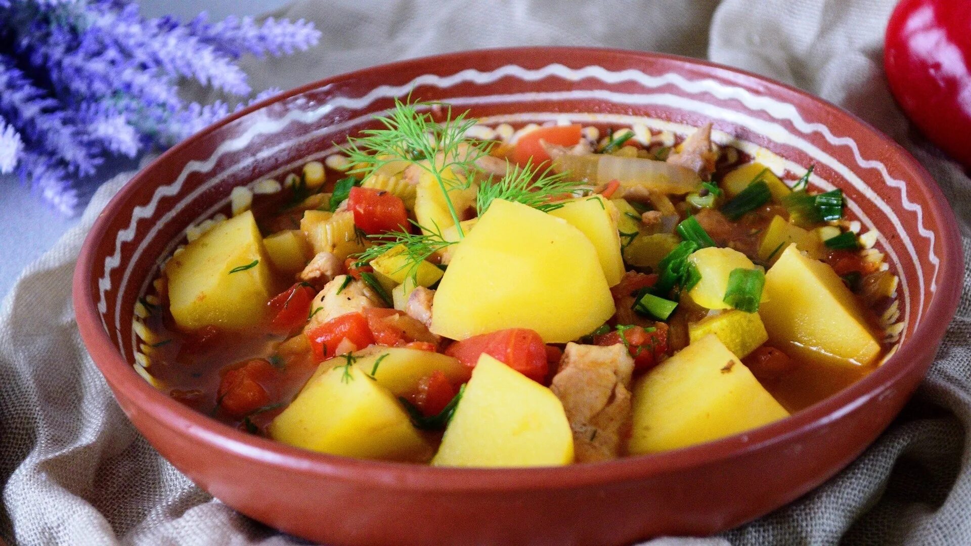 Овощное рагу с кабачками и картошкой. Овощное рагу с курицей и картошкой. Куриное рагу с картошкой. Рагу из курицы с картошкой и овощами. Рецепт картошка с кабачками в кастрюле