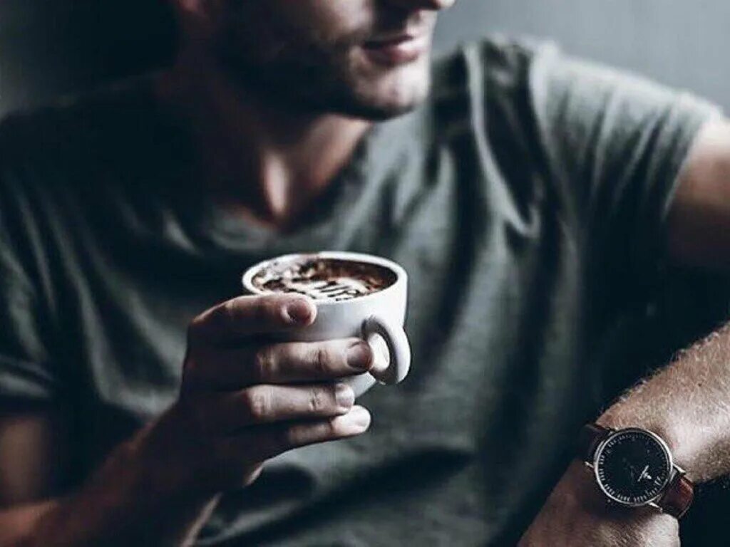 Ароматный человек. Парень с чашкой кофе. Мужчина с кружкой кофе. Мужская рука с чашкой. Мужская рука с кофе.