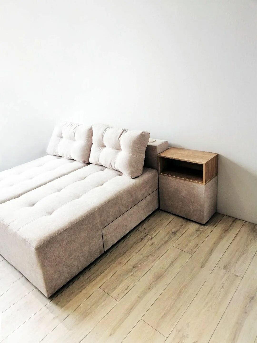 Угловой диван трансформер. Тумбочка к дивану. Диван квадро 2 с оттоманкой. Диван с полочками по бокам. Кожаный диван с полками.